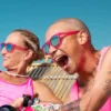 Mann og kvinne med rosa solbriller fra Goodr, Flamingos on a booze cruise