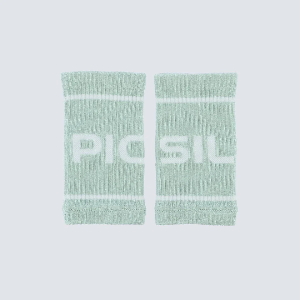 Wristbands til trening, fra Picsil. De er lysegrønne med hvite striper og teksten "Picsil" i hvit farge.