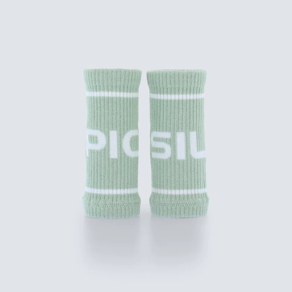 Wristbands til trening, fra Picsil. De er lysegrønne med hvite striper og teksten "Picsil" i hvit farge.