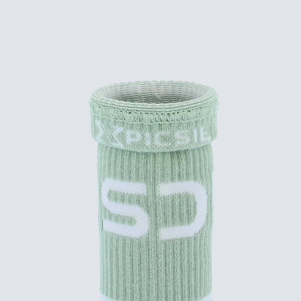 Wristbands til trening, fra Picsil. De er lysegrønne med hvite striper og teksten "Picsil" i hvit farge.