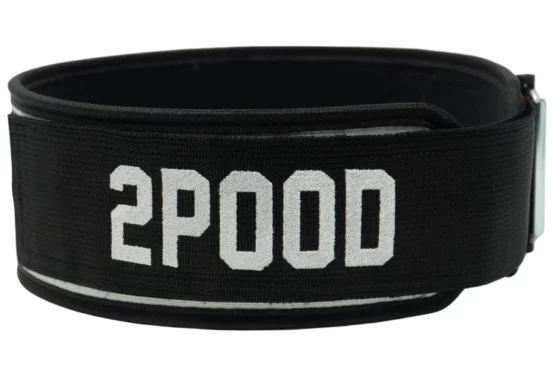 Nærbilde av borelåsen til vektløfterbilde, der det står skrevet 2POOD i hvitt. Crossfit - Straight Weightlifting Belt (Black)- 2pood