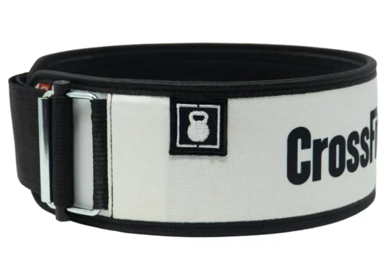 Crossfit - Straight Weightlifting Belt 2pood Hvitt vektløfterbelte der du ser logen til 2pood. Et sort kvadrat med en hvit kettelbell inni, og bokstavene CrossF i sort.