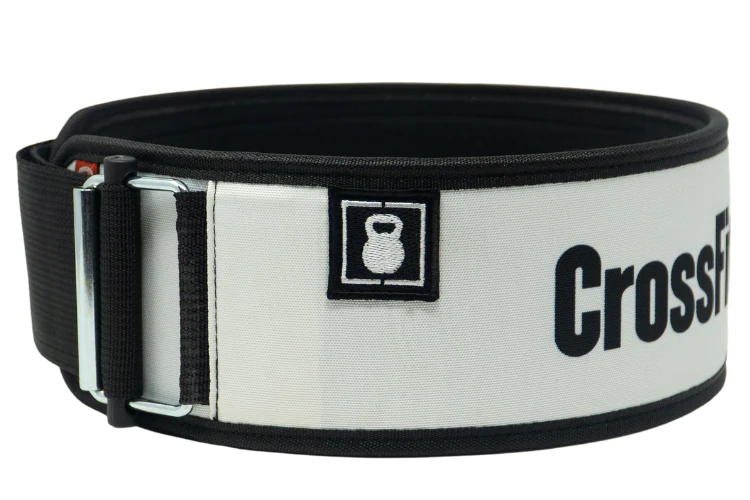 Crossfit - Straight Weightlifting Belt 2pood Hvitt vektløfterbelte der du ser logen til 2pood. Et sort kvadrat med en hvit kettelbell inni, og bokstavene CrossF i sort.