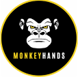 Logoen til Monkeyhands. Sort sirkel med gul kant. Det står Monkey i gult og hands i hvitt. Over teksten er det bilde av en morsk ape.