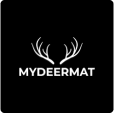 Logoen til Mydeermat. En sort firkant der det står Mydeermat i hvitt. Over teksten er det et hvitt gevir.