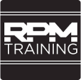 Logoen til RPM training. En svart firkant med hvit skrift og hvite streker.