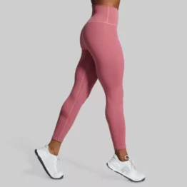 rosa treningstights, Beina til en dame i gammelrosa tights i teknisk stoff som står med en høyre siden vendt mot kameraet. Tightsen er høy i livet.