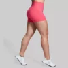 Beina til en dame i rosa shorts i teknisk stoff som står med den høyre siden mot kameraet. Shortsen er høy i livet.