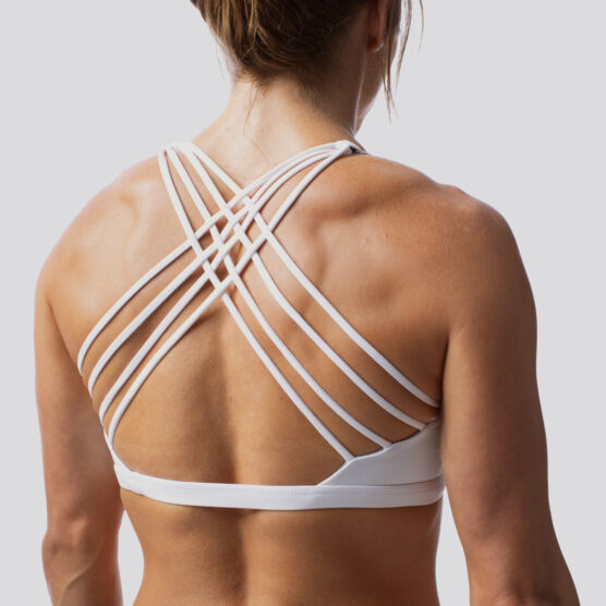 Ryggen til en dame med hvit sports-bh. Sports-bhen har fire tynne stropper på hver side som krysser hverandre litt over skulderbladene.