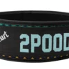 Løftebelte fra merket 2Pood Performance. Borrelåsen er sort. Det står 2POOD med lyseblå skrift og "All Hart" med hvit skrift.
