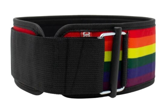 Fronten av et løftebelte fra merket 2Pood Performance. Beltet har striper i Pride-fargene. Borrelåsen er sort og har en spenne som gir ekstra sikring mot at det løsner.