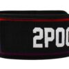 Løftebelte fra merket 2Pood Performance. Beltet har striper i Pride-fargene. Borrelåsen er sort og det står 2POOD med hvit skrift.
