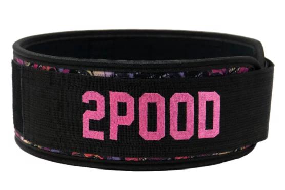 Løftebelte fra merket 2Pood Performance. Sort borrelås med teksten "2POOD" i rosa skrift.