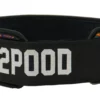 løftebelte fra merket 2Pood Performance. Beltet har sort borrelås med teksten "2POOD" i hvitt.