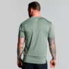 Mann i grønn t-skjorte i teknisk stoff med lufting i ryggen.