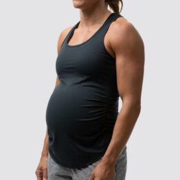 gravidetopp trening, Gravid dame i sort treningssinglet i teknisk stoff som står skrått vendt mot kameraet. Singleten er rysjet på siden og den har brede stropper over skuldrene.