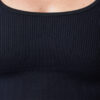 Bildet viser et lite utsnitt av brystet til en dame i sort sports-bh. Sports-bhen er ribbestrikket.