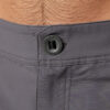 Mann i mørkegrå shorts i polyester vendt med fronten mot kameraet. Den har glidelås og knapp.