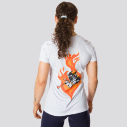 Røykdykker, En dame med hvitmelert t-skjorte som står med ryggen mot kameraet. På ryggen er det bilde av en brannkonstabels overkropp inne i en flamme.