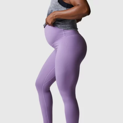 mamma tights, Beina til en gravid dame i lyselilla tights i teknisk stoff som står med siden mot kameraet. Tightsen har et høyt liv som går over magen.
