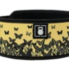 Løftebelte fra merket 2Pood Performance. Beltet er gult og har sorte sommerfugler.