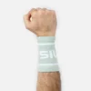 Wristbands fra Picsil på en arm. De er lysegrønne med hvite striper og teksten "Picsil" i hvit farge.