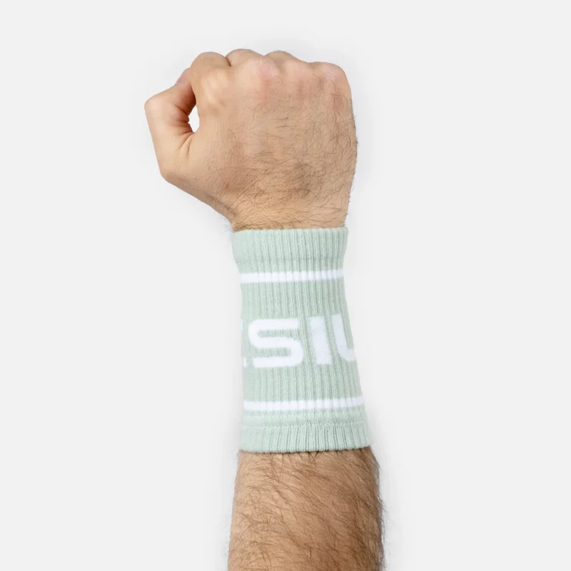Wristbands fra Picsil på en arm. De er lysegrønne med hvite striper og teksten "Picsil" i hvit farge.