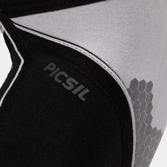 5/7 mm knee sleeves fra Picsil i hvit og sort med sølvfargete 6-kanter. I knehasen står det Picsil.