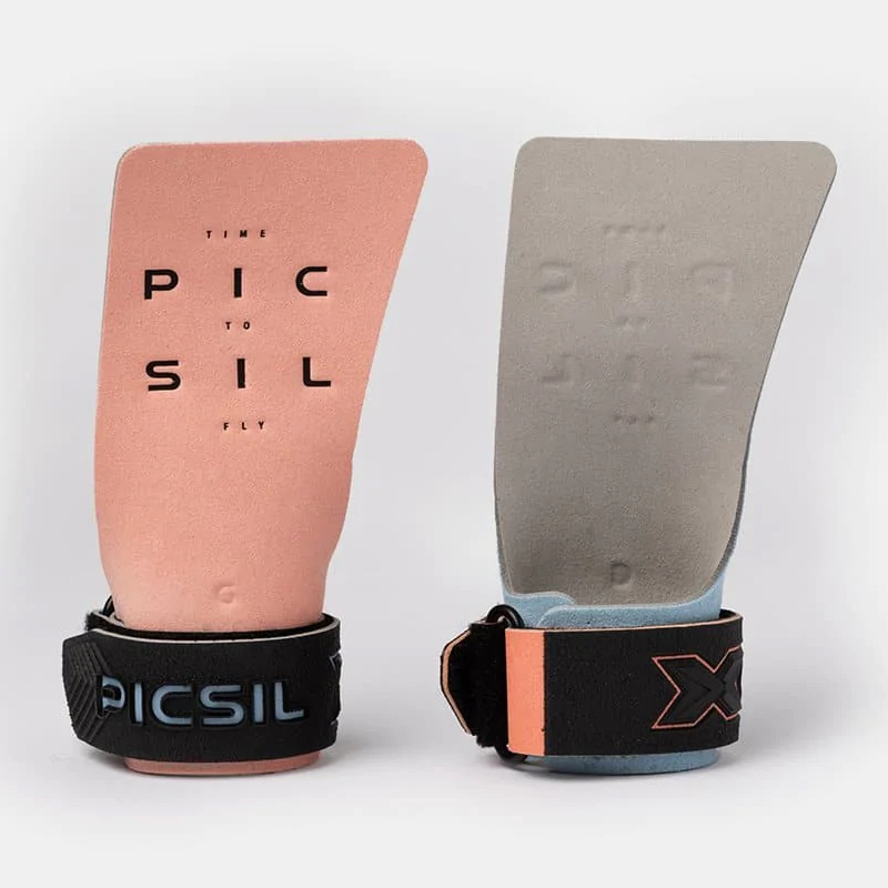 Grips fra Picsil uten hull. I paret er det en korallfarget og en lyseblå. Borrelåsen rundt håndleddet er sort og det står Picsil. Det står Picsil og "time to fly" på lærstykket. Condor