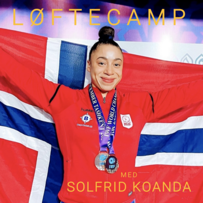 Bilde av Solfrid Koanda som holder det norske flagget bak seg. Det står Løftecamp øverst på bildet.