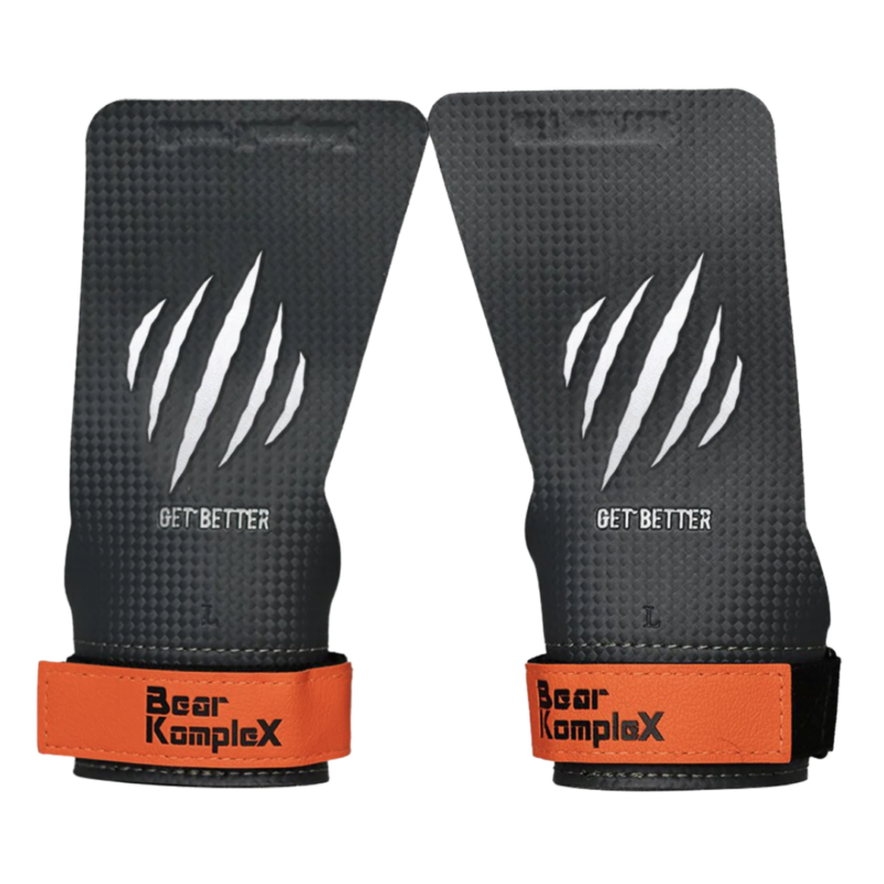 Carbon. Sorte grips fra Bear Komplex som ligger ved siden av hverandre. Det er 5 streker på skrått og det står "Get better" i hvitt. Håndleddsstroppene er oransje og det står Bear Komplex i sort.