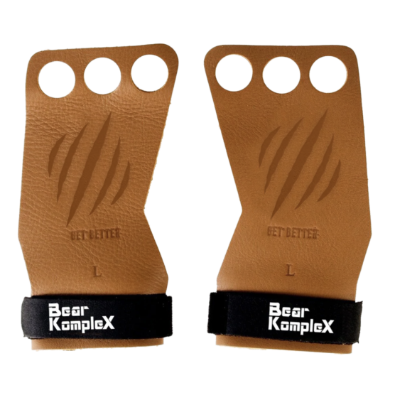 leather grips, lær, Brune grips med 3 hull i lær fra Bear komplex. Det er 5 diagonale streker og det står "Get better" i mørkere brunt. Håndleddsstroppene er sorte og det står "Bear Komplex" i hvitt.