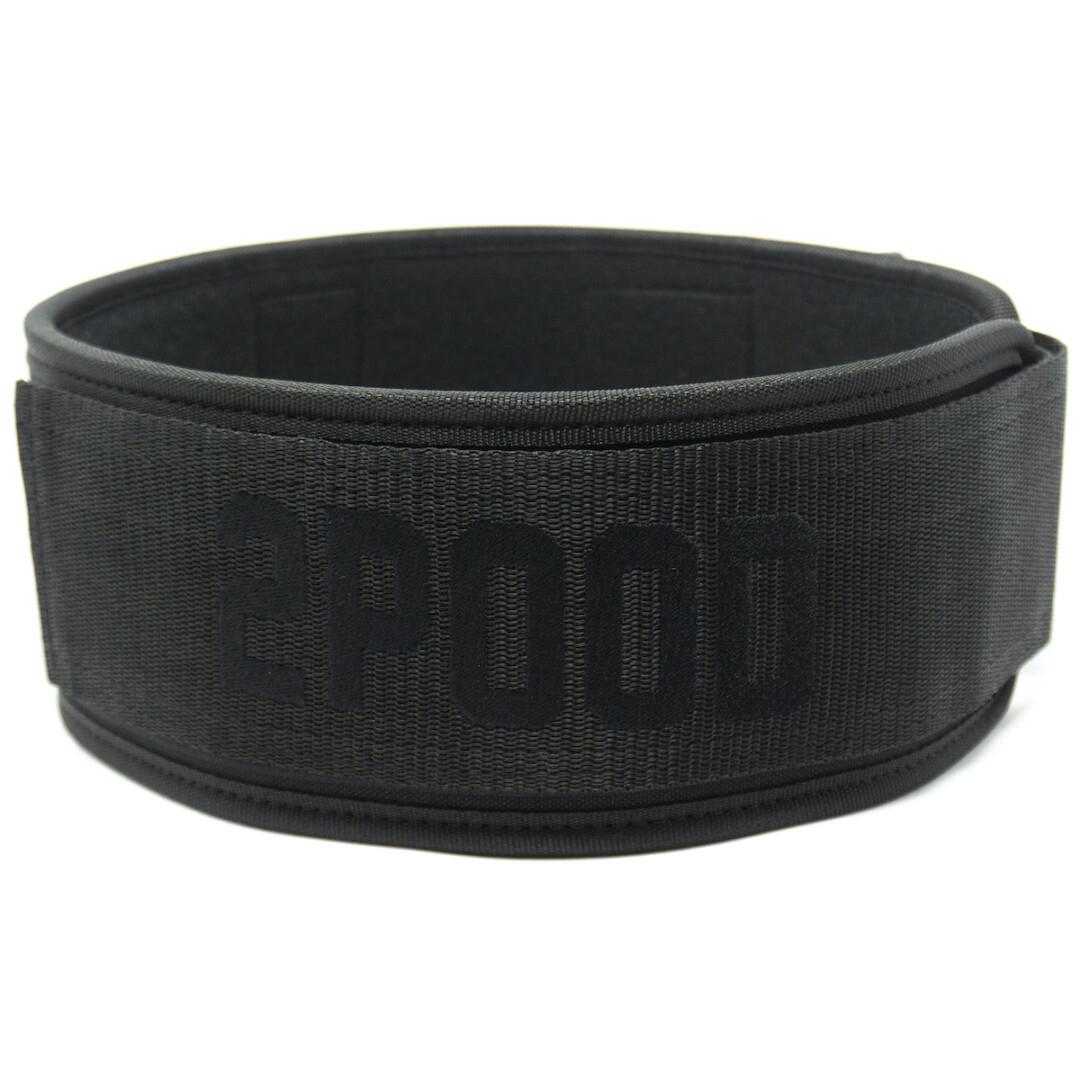 Løftebelte fra merket 2Pood Performance. Beltet er sort. Borrelåsen er sort og det står 2POOD med sort skrift.