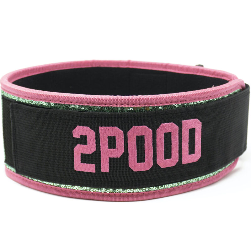 Løftebelte fra merket 2Pood Performance. Beltet har en rosa kant og det er dekket med grønne paljetter. Borrelåsen er sort og det står 2POOD med rosa skrift.
