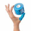 En hånd som holder en rull med blå tommeltape fra merket Wod & Done. På tapen står det "Wod & done" med sort tekst. Tommelen er tapet.