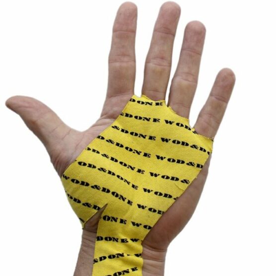 En hånd med gul Wod & Done hand protection tape.