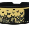 Løftebelte fra merket 2Pood Performance. Beltet er gult og har sorte sommerfugler. Beltet har sort borrelås.