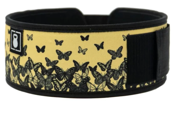 Løftebelte fra merket 2Pood Performance. Beltet er gult og har sorte sommerfugler. Beltet har sort borrelås.