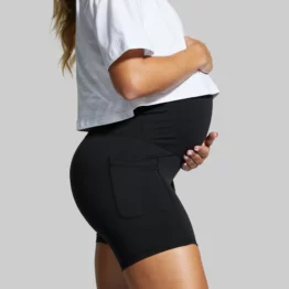 mammashorts, Gravid kvinne avbildet fra siden iført en svart shorts som rekker til midten av låret, og over magen, med lommer på siden