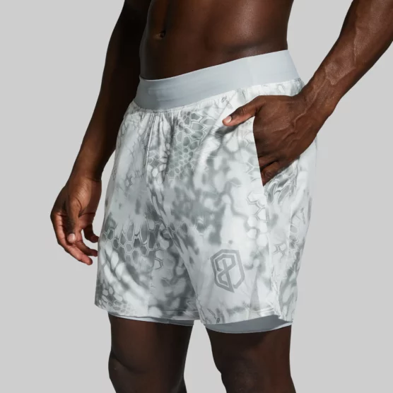 Mann i hvit shorts med et gråspraglete mønster. Shortsen har en hvit innershorts.
