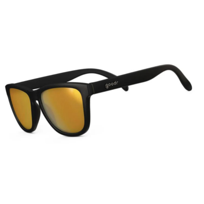 Solbriller til trening, Goodr- Solbriller skrått forfra. Orange-/kobberfarge på glasset og sort innfatning