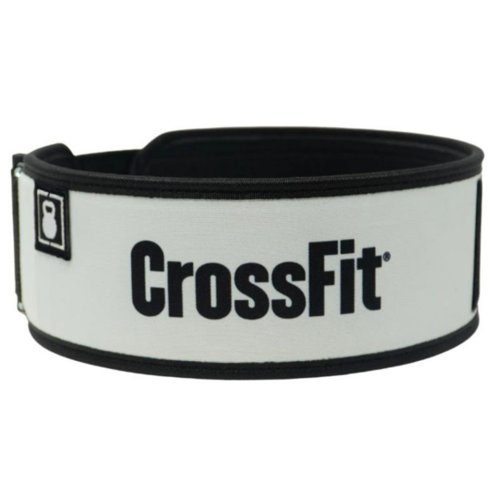 Hvitt vekltøfterbelte med sort innside, og teksten Crossfit i stor font. Crossfit - Straight Weightlifting Belt (Black)