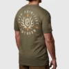 Outdoor Emblem T-shirt, Ryggen til Mann i ført militærgrønn T-skjorte, med skriften Born Primitive i orange, og Outdoor i hvitt