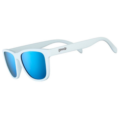 Hvite solbriller skrått forfra. Blå farge på glasset og hvit innfatning. solbriller til trening