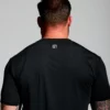 svart t-skjorte med pustehull midt på ryggen