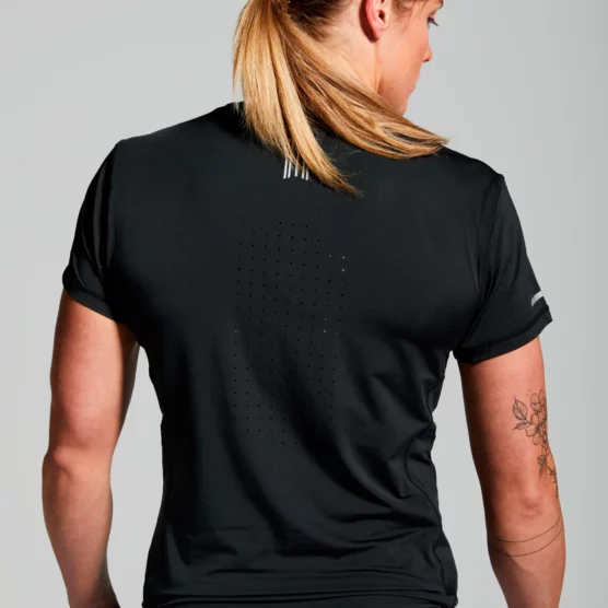 Sort t-skjorte med pustehull bak på ryggen og refleksdetalj i nakken