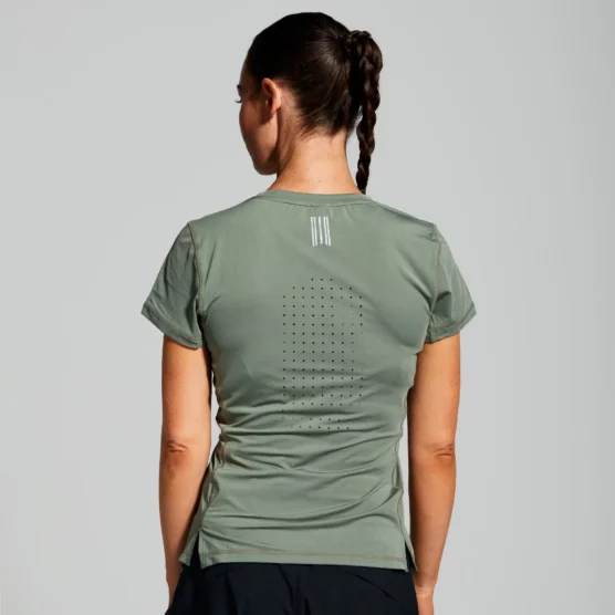 Grønn t-skjorte med pustehull mindt på ryggen og refleksdetaljer i nakken