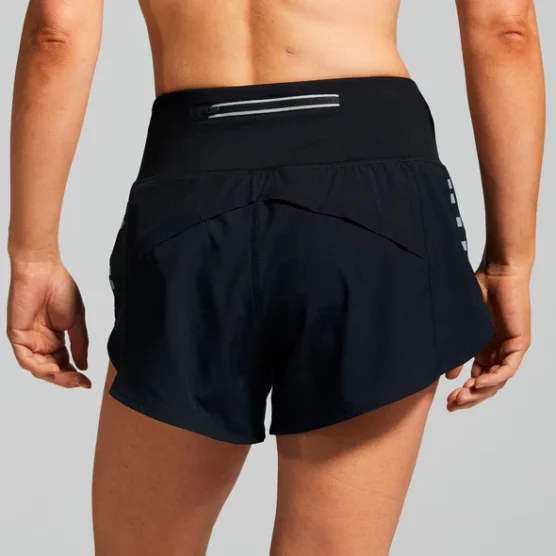 Løpeshorts. Sort shorts med strikk i livet og lomme midt bak med glidelås og refleks detalj rundt glidelåsen