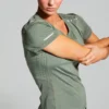 Grønn t-skjorte med pustehull under armen og liten refleksstripe på overarmen