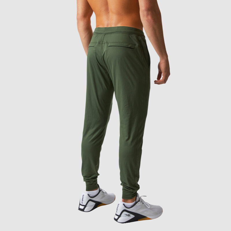 Mann i grønn joggebukse med ryggen til.